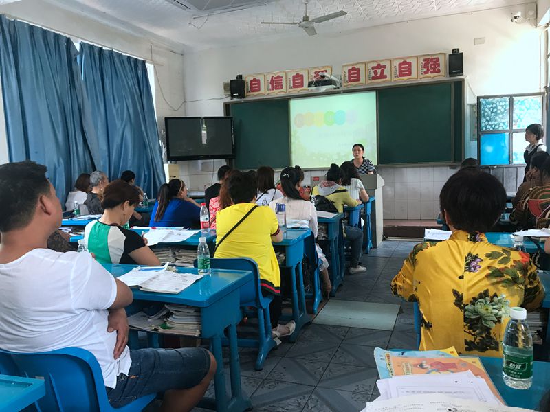 1525680657134763.jpg 數(shù)學(xué)張老師與五年級(jí)家長交流 (2).JPG