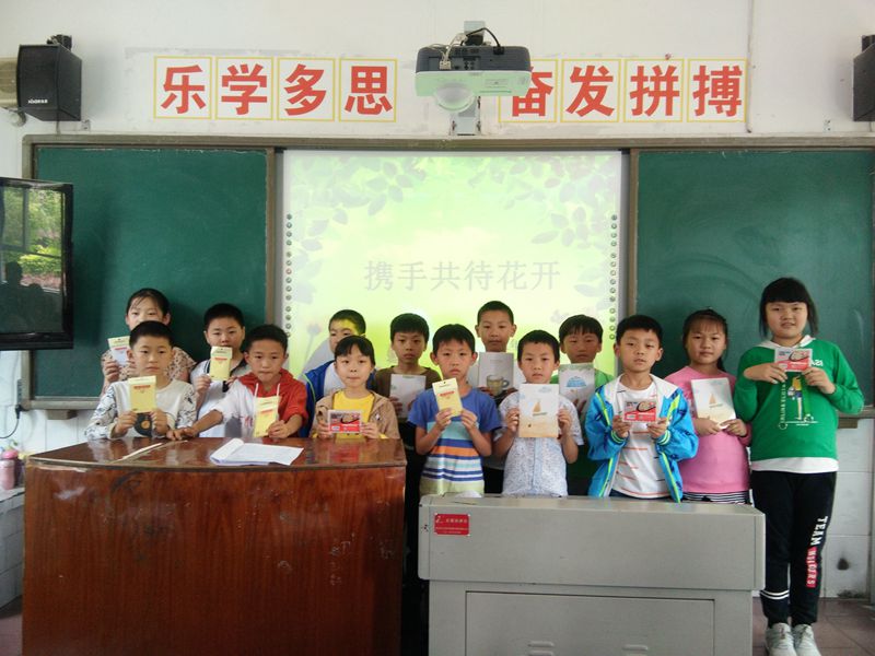 1525680683566700.jpg 小三班家長會(huì)上發(fā)獎(jiǎng) (1).JPG