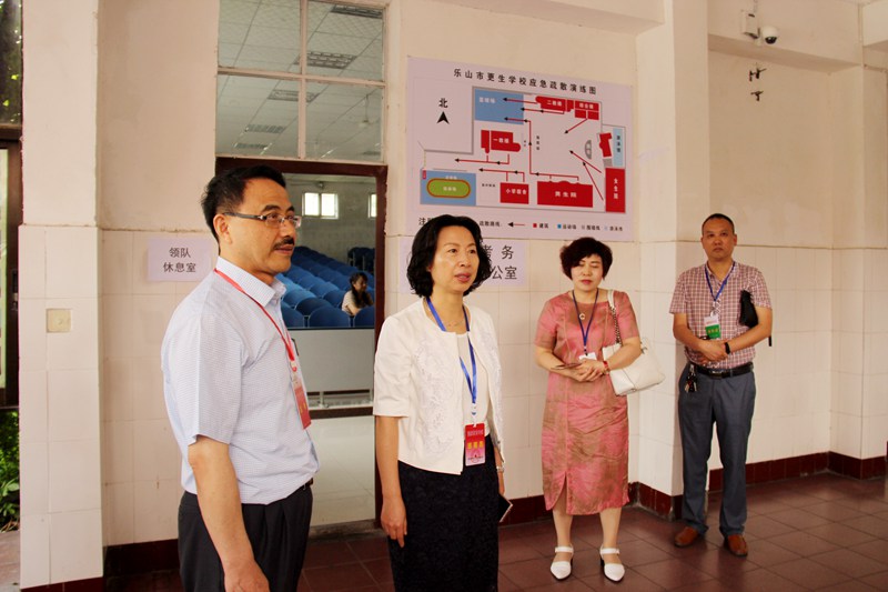 1528789039125011.jpg 郭捷副市長一行在更生考點巡考 (1).JPG